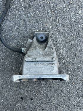 8d0199308d Audi 99-01 B5 A4 S4 Quattro Sedan Passenger Side Engine Motor Mount Bracket Oem