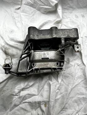 8842580 Bmw 2023 - 2024 X1 U11 Engine Mount Right Oem