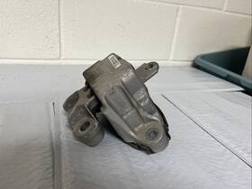 85418203 Buick 2017-2019 Encore Front Right Passenger Side Engine Motor Mount Bracket Oem