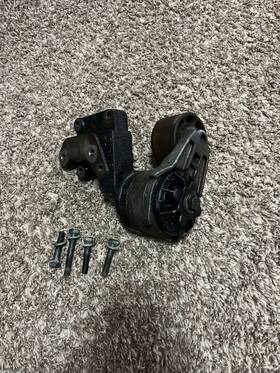 15704920 Caterpillar Diesel Engine Tensioner Bracket Part With Belt