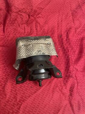 343.gm8m14 Chevrolet Truck 2014 Silverado 1500 5.3l / At Passenger Right Engine Mount