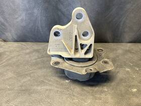 972.gm8l14 Chevrolet Truck Chevy Equinox Engine Motor Mount Left Driver 2015 2014 2013 2012