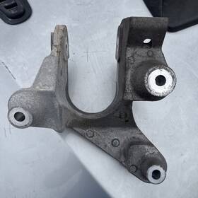 2001120522 Chrysler 2020 Gram Caravan 3.6 Engine Bracket Oem Used
