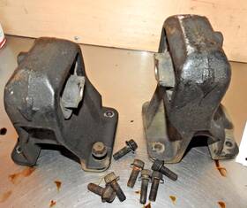 0320711aa Dodge 2005 Ram 2500 5.7l Hemi Lh/rh Engine Mount Genuine Left Right Bolts