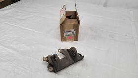Bc3z-6030-a Ford New 2011-2022 Genuine F-250 6.2l Right Engine Mount Bracket