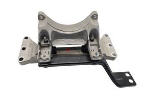 21735-j5200 Genesis 2019-2023 G70 2.0l Engine Rwd Transmission Mount With Bracket Oem