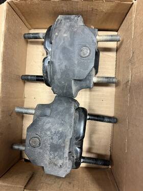 V8-automatic Gm Oem 10448683 08-13 Corvette Transmission Mount Pair