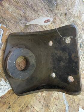 485131c1 International 498443c1 Rear Engine Mount Bracket