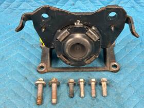 12361-38190 Lexus Lx570 Land Cruiser Engine Mount With Bracket Passengers Side 2008-2021 Oem