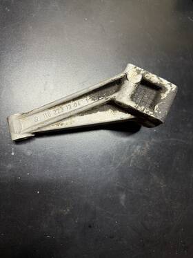 1162231304 Mercedes-benz W111 280se 3.5 W108 W109 300sel Right Engine Mount Bracket