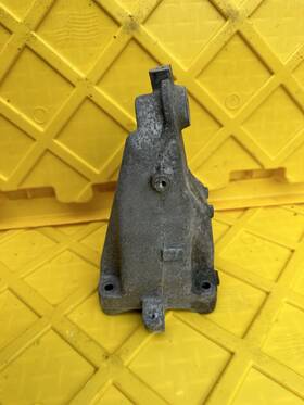 A2742232004 Mercedes-benz 2016 - 2023 Metris W447 Right Side Engine Frame Mount Oem A2742232004 Mercedes-benz 2016 - 2023 Metris W447 Right Side Engine Frame Mount Oem