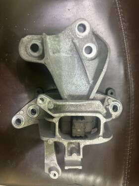 84069315 Oem 2018-2021 Chevy Traverse 3.6l Front Left Side Engine Support Mount Bracket