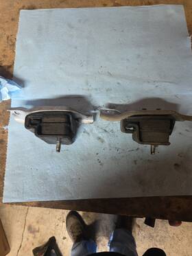 A1022fa000 Subaru Engine Mounts Pair. Part#a1022fa000 See Last Pic Exc. Condition 43k