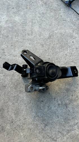 12305-37160 Toyota 2010-2015 Prius Engine Motor Mount Oem