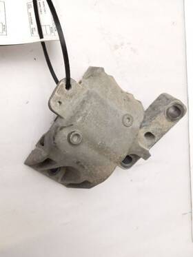 343.vw1b99 Volkswagen Right Hand Motor Mount For Beetle Gl 1999