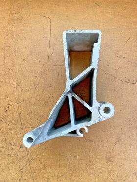 8666261 Volvo 2003-2006 Xc90 Xc70 Rear Engine Mount Bracket Oem